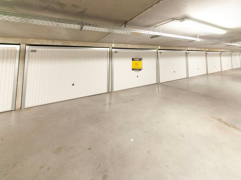 Garagebox  met nummer 2007 gelegen op niveau -2 afgesloten door een individuele poort.
