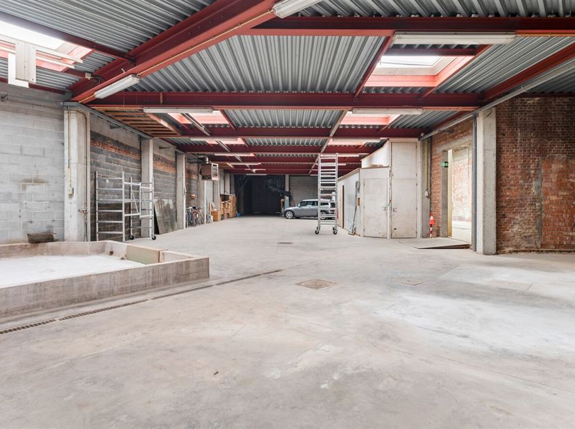 Opbrengsteigendom met showroom, magazijn, 5 appartementen en staanplaatsen!<br />
Ligging: Zéér centraal en gunstig gelegen in hartje Merksem. Verschi