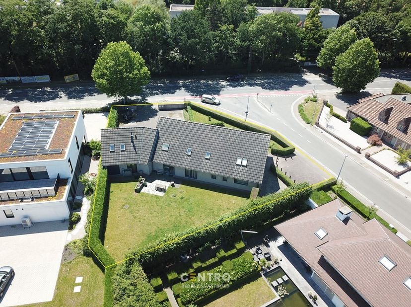 Bezoekmoment op zaterdagvoormiddag OP AFSPRAAK.<br />
<br />
OPPERVLAKTEN:<br />
Bewoonbare (alle verdiepingen samen) oppervlakte:&amp;nbsp;± 430m2<br />