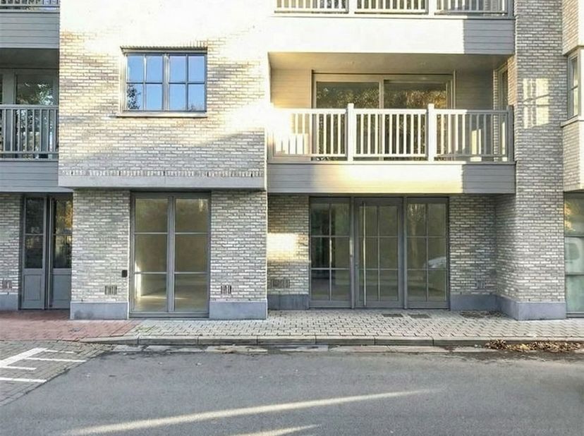 Deze aantrekkelijke kantoorruimte is ideaal gelegen binnen de ring van Waregem, vlakbij het prachtige park Baron Casier. <br />
Een rustige, maar toc