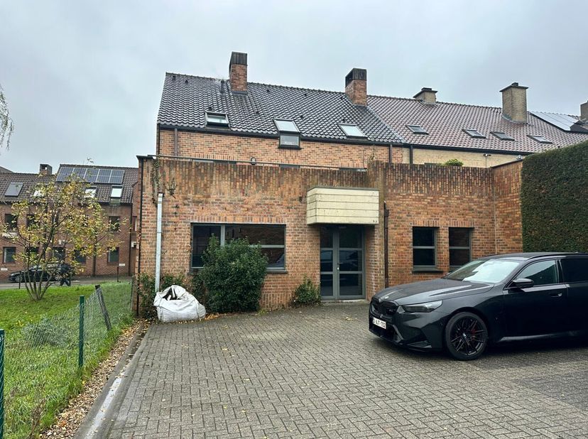 Uniek opbrengsteigendom in het centrum van Beringen.<br />
Deze building bestaat uit een gelijkvloers handelspand en twee ruime appartementen. Het han