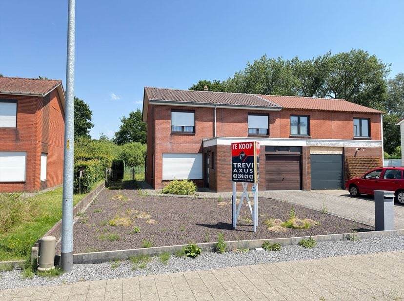 AANGENAME, PRIMA ONDERHOUDEN GEZINSWONING MET 3 SLAAPKAMERS, LEUKE TUIN EN GARAGE OP 4A 68CA.<br />
 De halfopen bebouwing is gelegen in een rustige