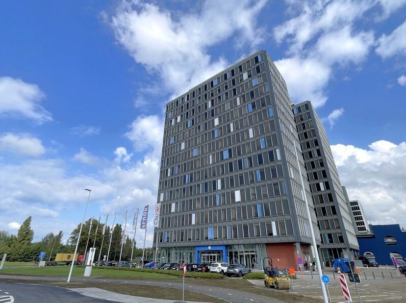 237m² d'espace de bureau au 6ème étage avec vue sur l'eau<br />
Emplacement : dans le port, à proximité du Ring et du centre, arrêt de bus à proximité