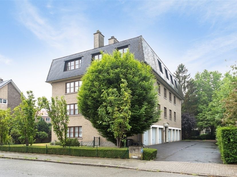 Dit appartement van ruim 120m² is gelegen op een boogscheut van de Gentbrugse Meersen en op minder dan 10 min fietsen van het stadscentrum. <br />
<b