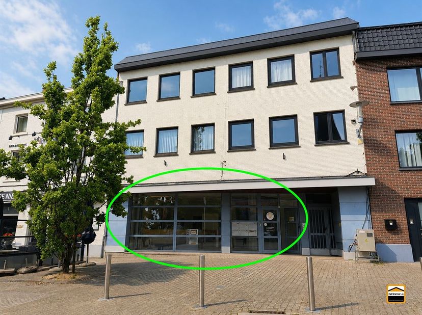 Ruim handelspand van ca. 350m² met uitzonderlijk veel potentieel <br />
in het centrum van Borgloon<br />
<br />
Op een uitstekende locatie in het
