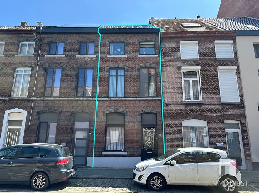 Energiezuinige woning met 3 slaapkamers, extra ingerichte leefruimte, zonnige stadstuin en garage in het hart van Diest. <br />
Ligging<br />
Deze cha