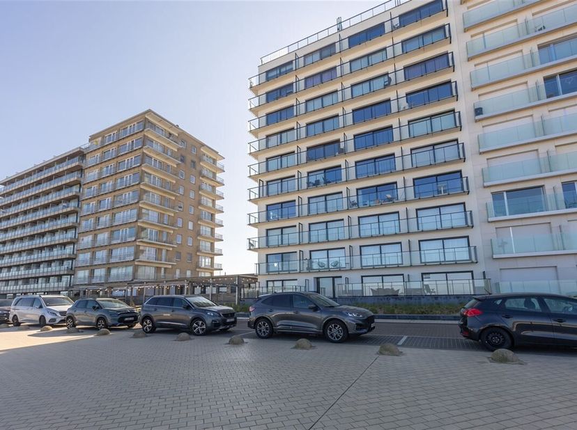 Appartement rénové et meublé avec vue sur mer latérale et vue sur les dunes.   Composition : hall d'entrée, living avec cuisine ouverte, salle de bain