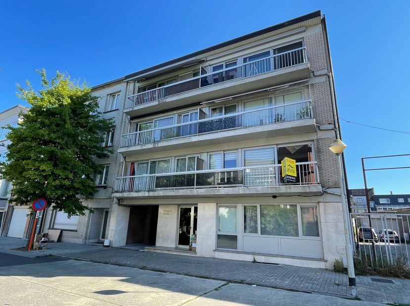 Gelegen op de eerste verdieping aan de Kasteelstraat in Strombeek-Bever, biedt dit appartement een charmante en uitnodigende leefruimte van 85 vierkan