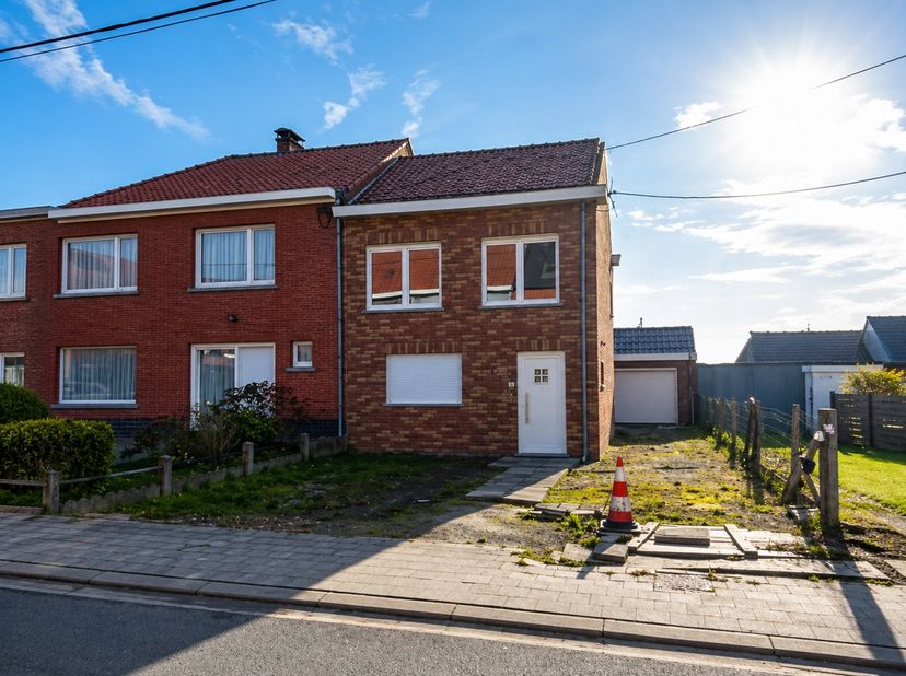 In het prachtige Ledegem staat een mooie hoekwoning, volledig verder af te werken naar eigen smaak? Deze rustig gelegen woning biedt tal van mogelijkh