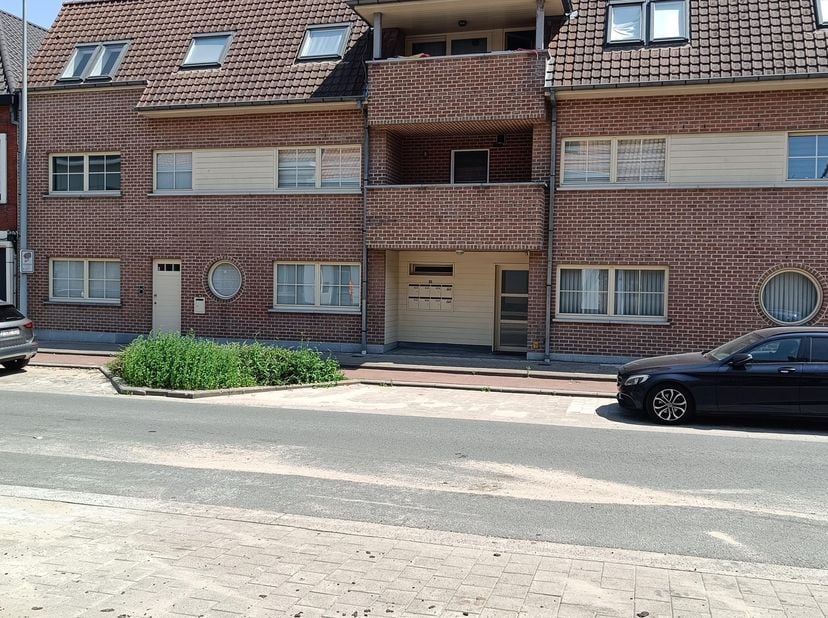 <br />
Dit ruim appartement op de eerste verdieping met garage is heel goed gelegen bij verschillende invalswegen en is onmiddellijk beschikbaar.<br /