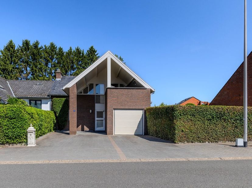 Welkom op de Frans Kusterslaan 10 in Rekem. Deze charmante woning heeft heel wat te bieden waaronder een aangename woonomgeving, drie slaapkamers, een