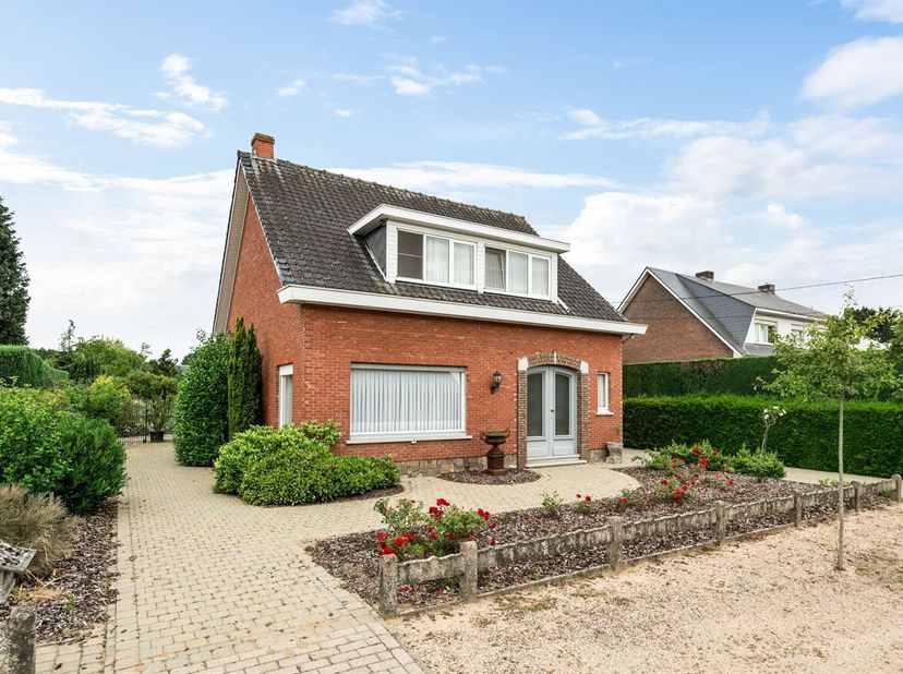 In de rustig gelegen Van Craeyenhemstraat 14 bevindt zich deze ruime te renoveren woning op een uitstekende locatie. U geniet hier van een rustige en