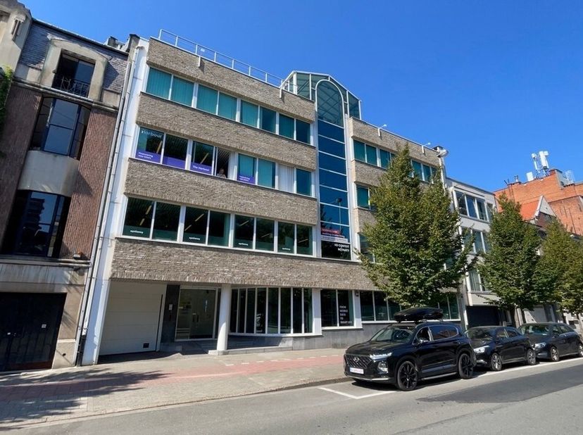 172m² kantoorruimte op 2de verdieping<br />
Ligging: vlakbij stadsring en afrit E19 en E34; bushalte en metro op wandelafstand<br />
Indeling: landsch