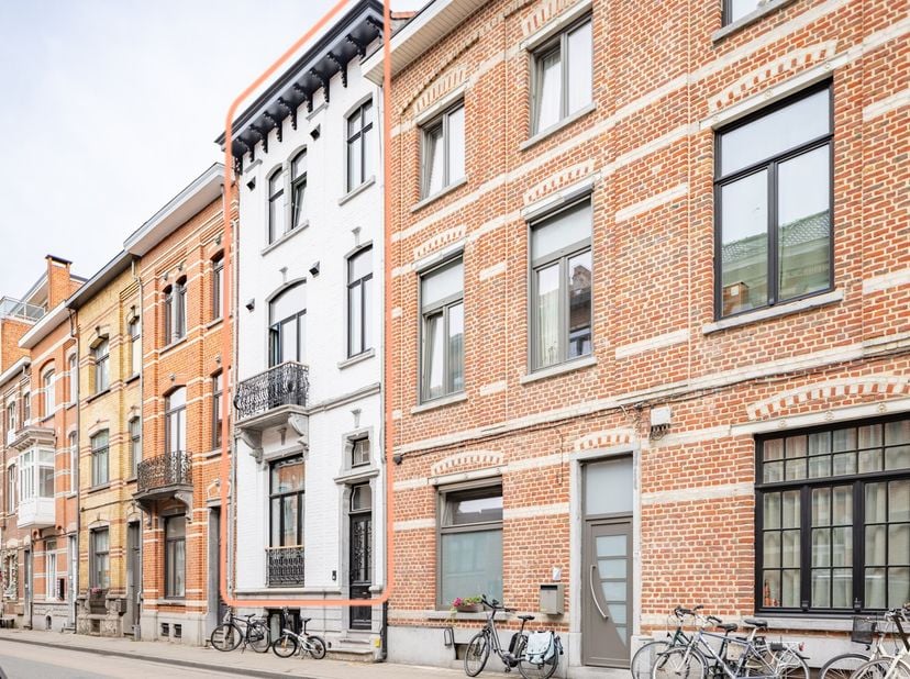 In deze prachtige herenwoning bevindt zich op de kelderverdieping een aparte flat. De rest van het gebouw werd ingericht als een uitzonderlijk ruim tr