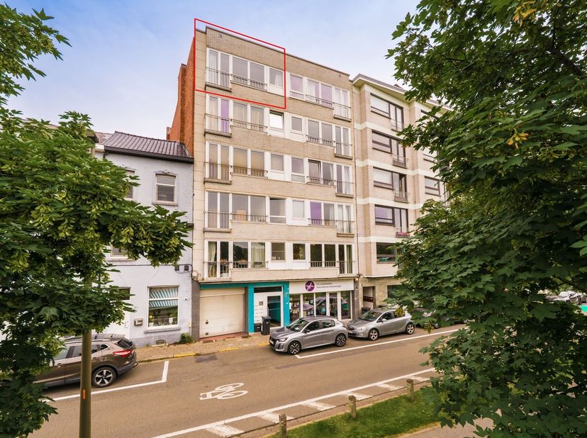 Cet appartement lumineux de 75 m² bénéficie d'un emplacement idéal, à proximité du centre de Malines et à quelques pas de la gare de Nekkerspoel. Situ