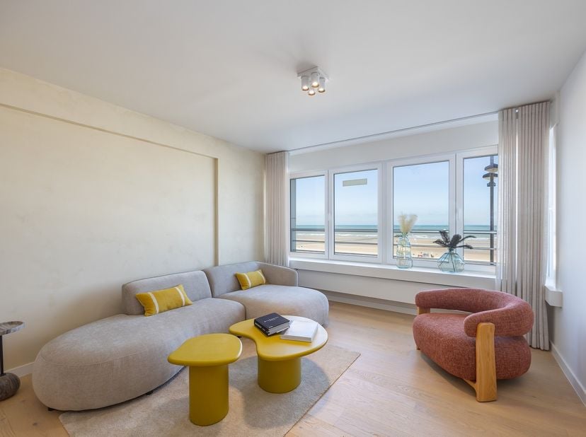 Geniet elke dag van een adembenemend panoramisch zeezicht vanuit dit smaakvol vernieuwde appartement van 89 m², gelegen op de eerste verdieping van de