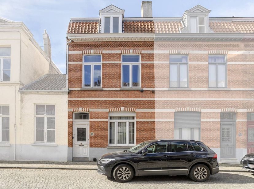 De woning heeft veel karakter en potentieel om getransformeerd te worden tot een moderne gezinswoning. Gelegen in de rustige Sint-Clarastraat, met de