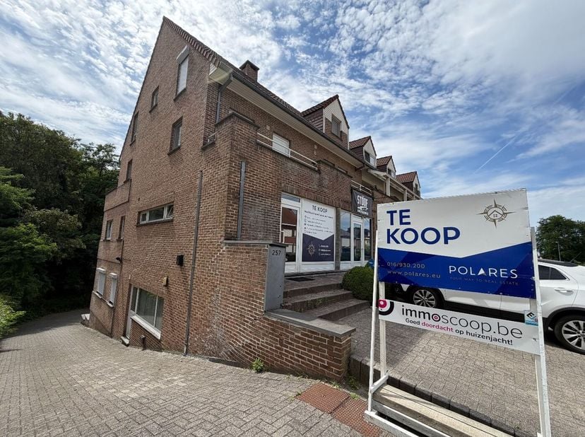 Deze multifunctionele handelsruimte is ideaal gelegen aan de Wilselsesteenweg in Kessel-Lo. Het pand bevindt zich in een levendige buurt met een hoge
