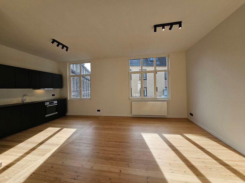 RUE AUX LAINES. Volledig gerenoveerd appartement. EERSTE BEZETTING NA RENOVATIE. Entree, hal, woonkamer met volledig uitgeruste keuken, toilet, slaapk