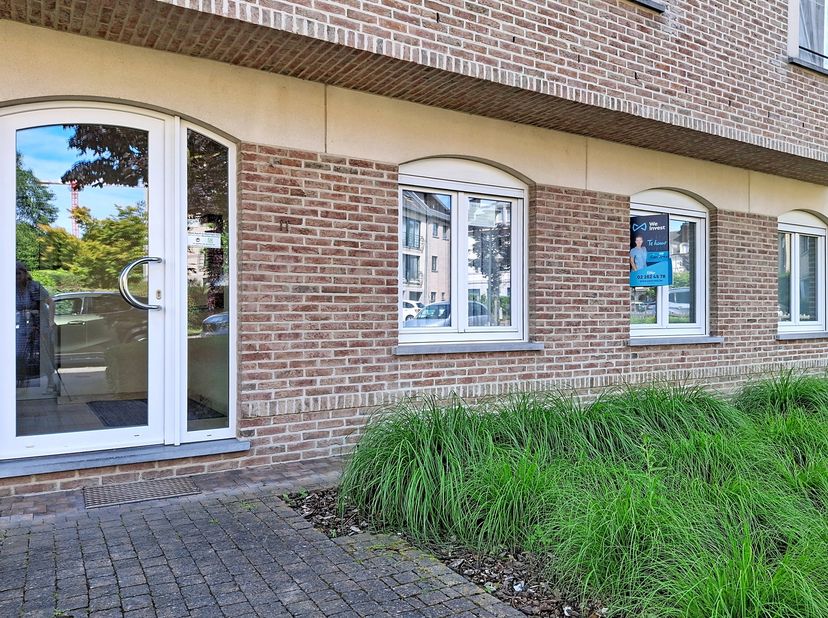 Op het gelijkvloers van dit gebouw bieden wij drie kantoorruimtes te huur aan, met huurprijzen variërend van € 200 tot € 1.000 per maand, namelijk:<br