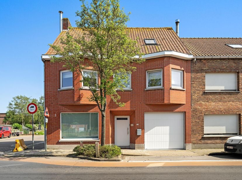 Charmant huis met 3 slaapkamers in Ichtegem<br />
<br />
Volledig gerenoveerde gezinswoning — 219 m² — Eernegem<br />
<br />
Deze recent gerenoveerde