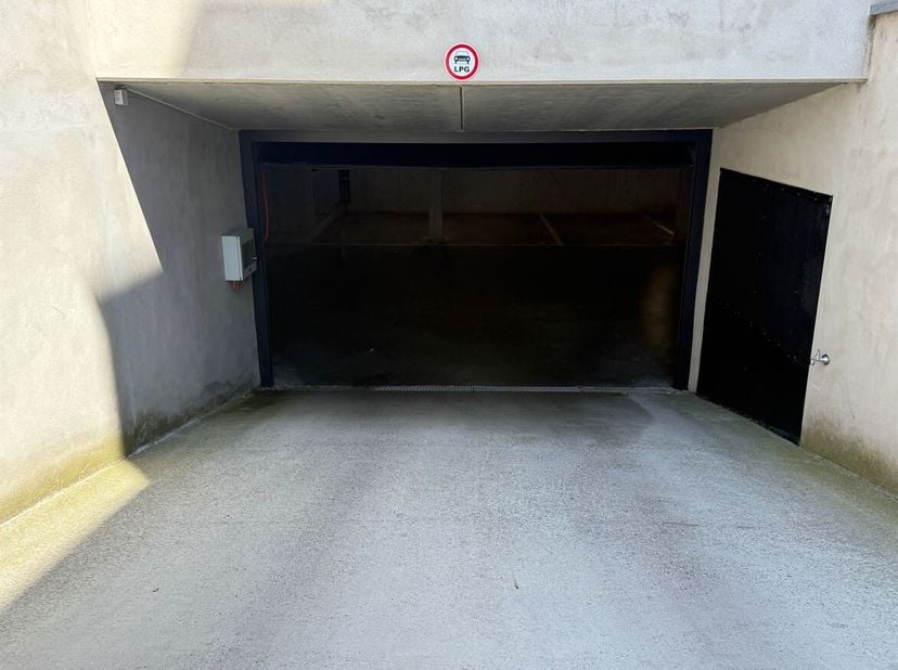 Ondergrondse staanplaats op centrale ligging in Rumst<br />
Op de Nieuwstraat 87 te Rumst bevindt zich deze praktische ondergrondse staanplaats. Dankz
