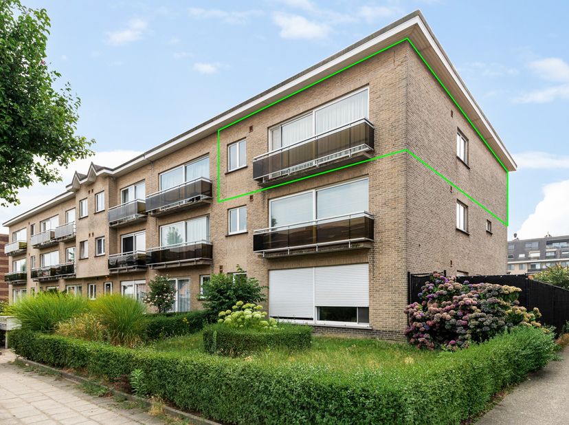 Dit verzorgd en instapklaar appartement combineert een uitstekende ligging met comfortabele leefruimtes en een aangename lichtinval. Gelegen in een ru