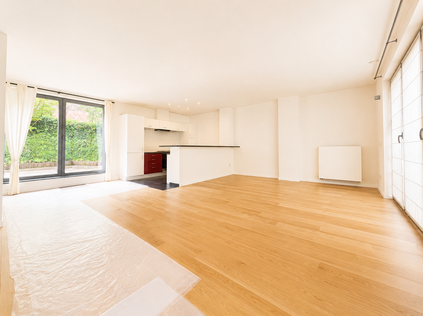 IXELLES – À deux pas du Parlement Européen et proche de tous les transports, MAISON (2ch/1br/1sdb/1sdd) située en arrière-cour et composée au rez-de-c