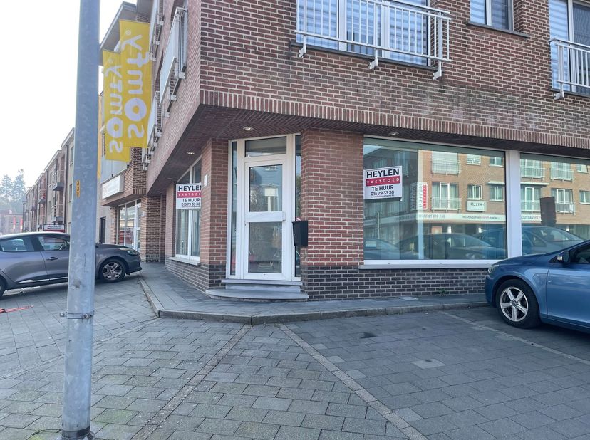 Handelspand op goede locatie in Heist-op-den-Berg<br />
<br />
Commercieel hoekpand met goede visibiliteit gelegen in Heist-op-den-Berg. Het pand he