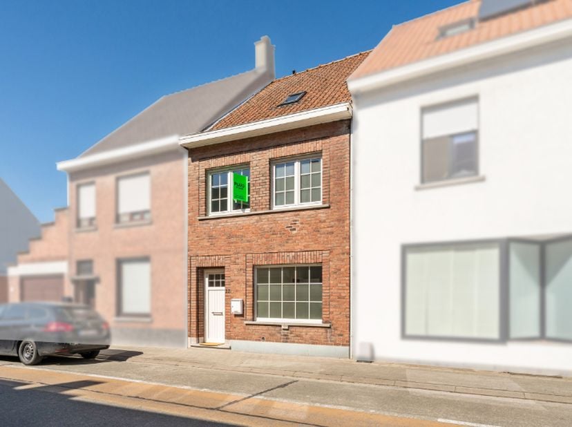 Langs de Hulstsestraat te Kuurne vinden we deze recente gerenoveerde rijwoning. Goed gelegen nabij centrum, invalswegen en winkels.<br />
De woning is