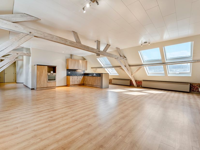 Appartement in centrum Poperinge met 2 slaapkamers te huur!<br />
Appartement is voorzien op het tweede verdiep die toegankelijk is via de trap. Het a