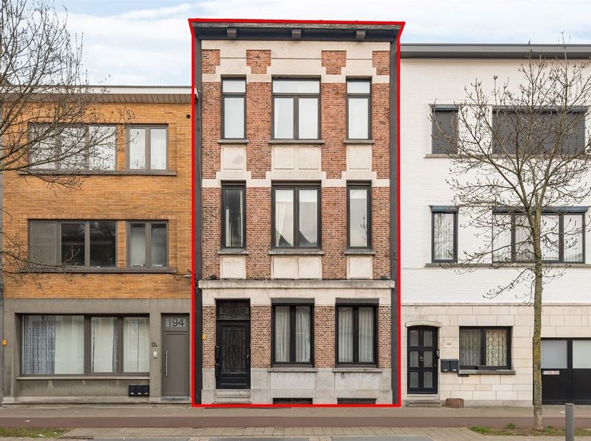 Journée portes ouvertes samedi 14 mars 17:00-18:00h<br />
Description :<br />
Cette charmante maison offre beaucoup d'espace et de potentiel. En entra