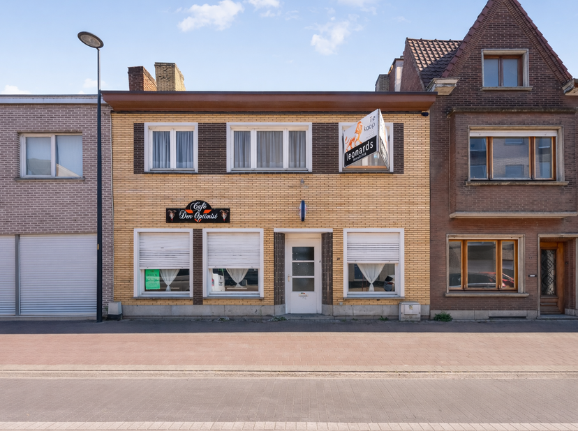 Hier zijn de vertalingen voor het handelspand in Harelbeke, waarbij de focus ligt op het commerciële potentieel en de unieke parkeerruimte.<br />
<br