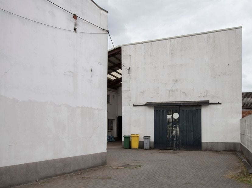 Opslagruimte/loods of magazijn.<br />
Degelijke opslagplaats bestaande uit twee verdiepingen van ieder 150 m²&amp;<br />
De loods is voorzien van een va