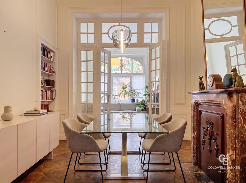 Karakteristieke woning van ca. 258 m², gelegen op een steenworp afstand van het Jubelpark.<br />
Deze woning is als volgt ingedeeld:<br />
Op de began