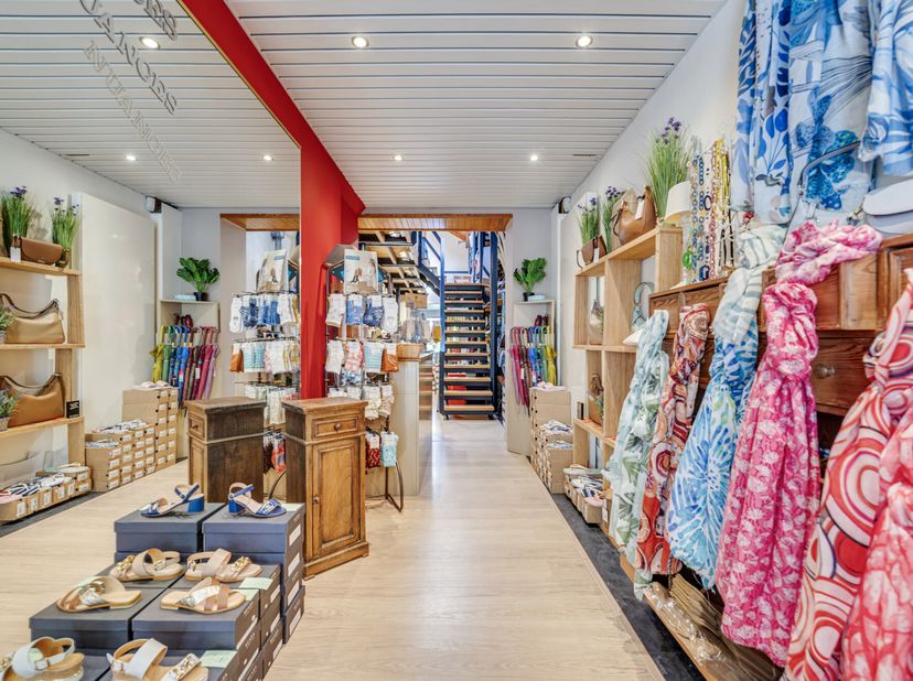 Idéalement situé au centre d'Enghien dans la rue commerçante principale, agréable commerce de +/- 90 m² traversant donnant accès à une belle terrasse