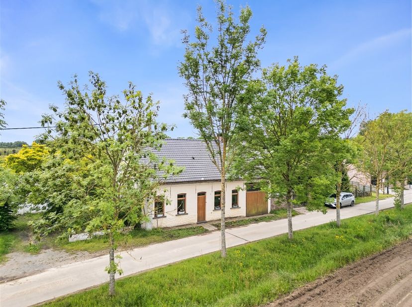 Charmante woning met karakter en potentieel in het groene Oosterzele / Balegem<br />
Welkom in deze sfeervolle woning gelegen in het rustige en landel