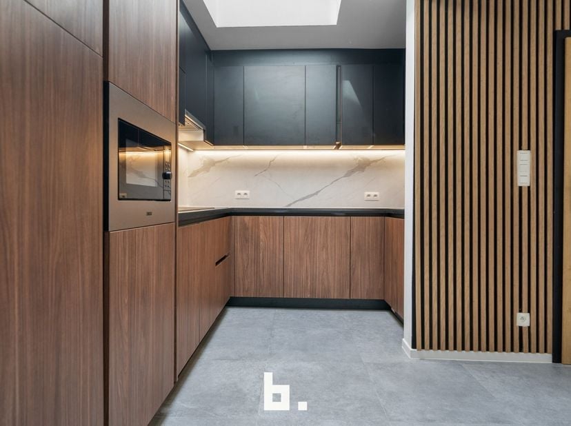 Volledig instapklare woning op zeer centrale ligging. Vlakbij station, centrum Brugge, winkels, scholen,...<br />
GELIJKVLOERS: inkom, gastentoilet, w