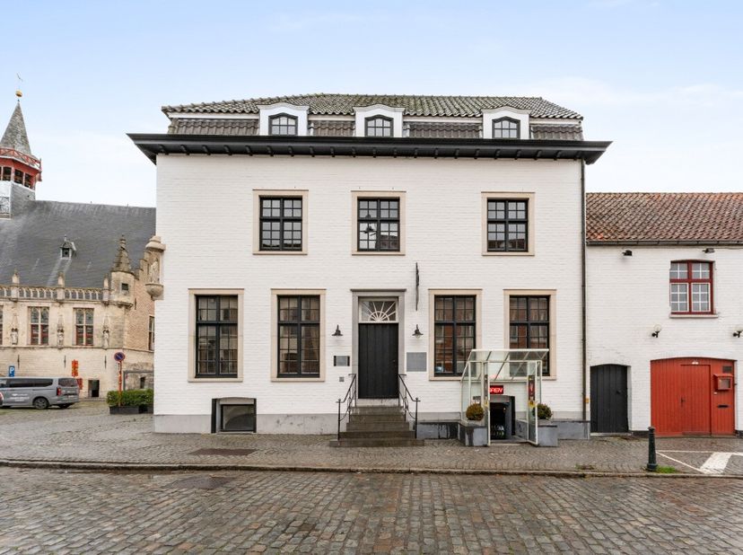 In het hart van Damme, tussen historische gevels en op het levendige marktplein, staat dit authentieke pand uit de jaren 1600. Doorheen de tijd met oo