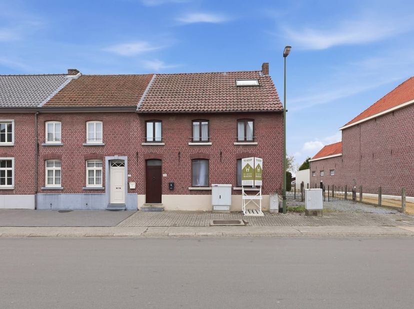 In Rummen vinden we langs de Ketelstraat ter hoogte van nummer 99 deze gezellige gezinswoning terug op een perceel van 7a45ca.<br />
Rummen is een zee