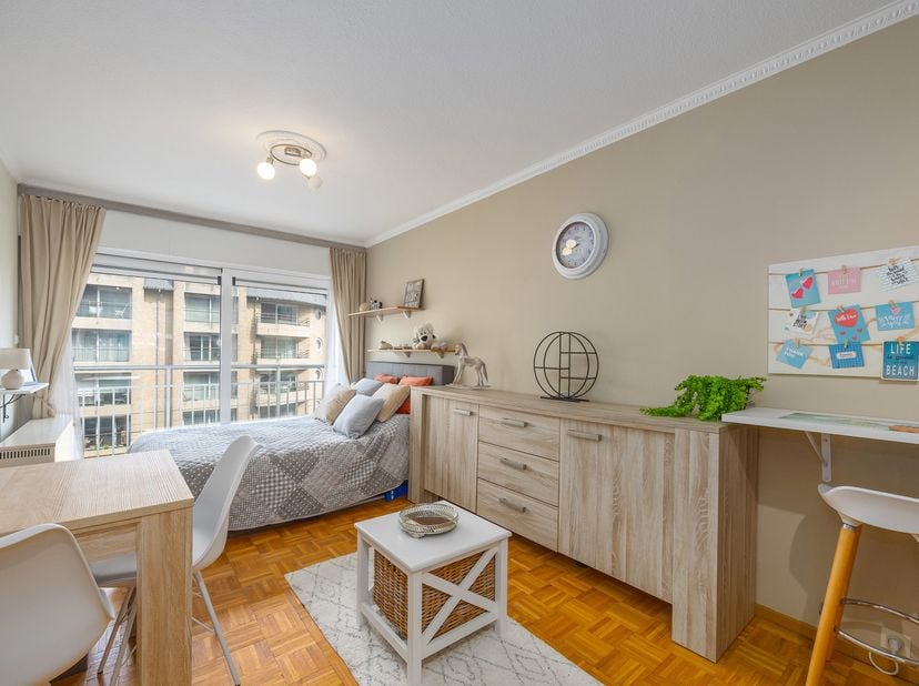 Residentie Royal – gezellige gemeubelde studio op de 3de verdieping met zicht op de Henri Jasparlaan in Westende-Bad.<br />
De studio omvat een prakti