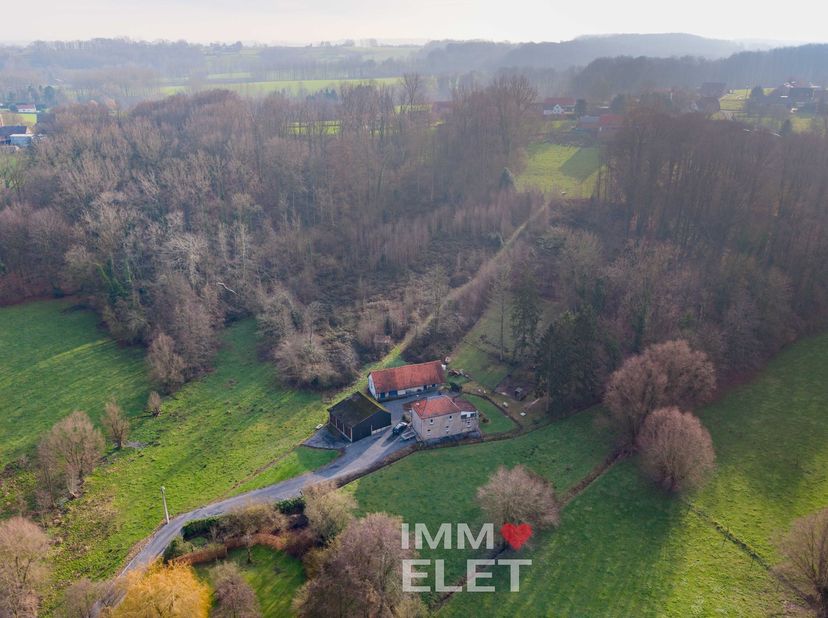 Maison avec dépendances dans un cadre idyllique&amp;nbsp;| 18.240 m²<br />
Via une allée privée on retrouve cette maison à rénover avec dépendances. Locat
