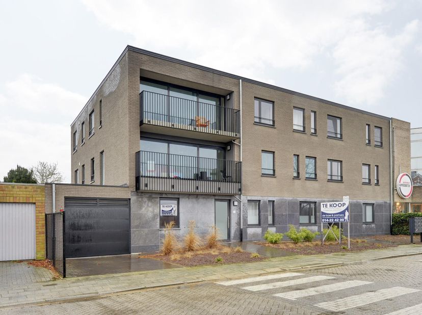 TE KOOP: 2 ondergrondse autostaanplaatsen<br />
Vraagprijs: € 15.000 per stuk.<br />
In Residentie Tikken Haen, gelegen aan de Kwakkelstraat 174 te Tu