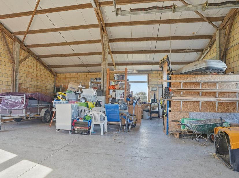 Op een landelijke en rustige locatie in Aartrijke bevindt zich deze instapklare open bebouwing  op een prachtig perceel van 3.270 m² met een straatbre
