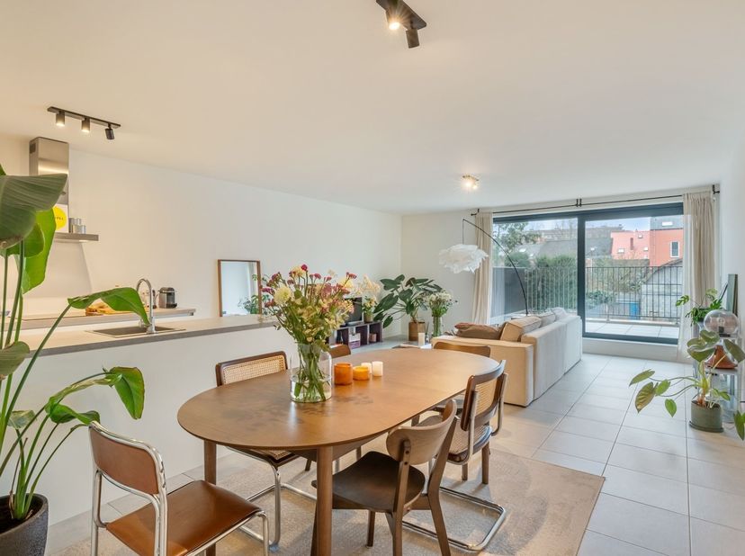 Welkom in Residentie Mosa, een kwalitatieve residentie op een bijzonder gegeerde locatie in Hasselt. Gelegen aan de Maastrichtersteenweg 129 woont u h