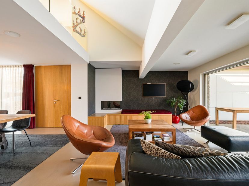 Belle maison moderne avec des espaces de pratique située sur un terrain de 1.164 m². La propriété comprend au rez-de-chaussée un hall d'entrée avec to