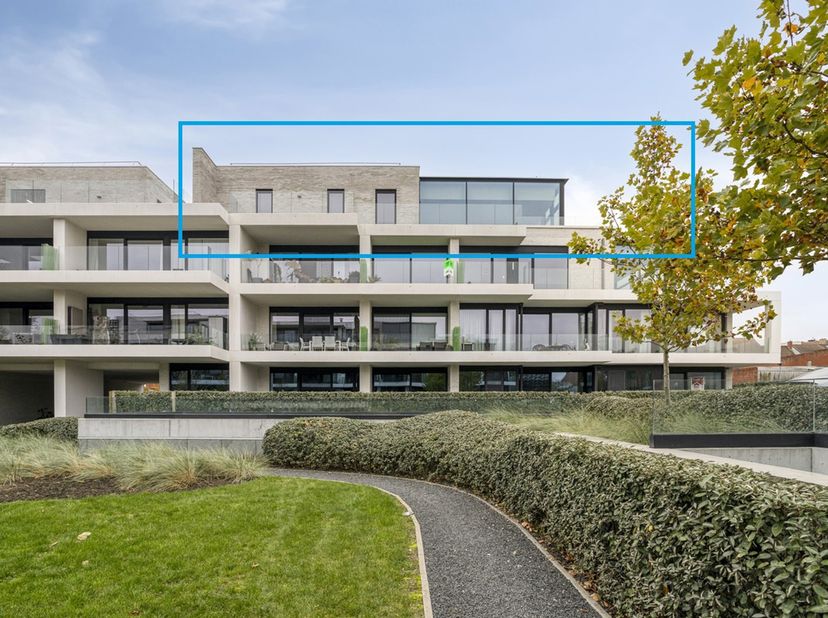 Ontdek dit exclusieve penthouse, uniek gelegen in het centrum van Ieper, op slechts enkele stappen van de Menenpoort. Dit appartement combineert luxe,