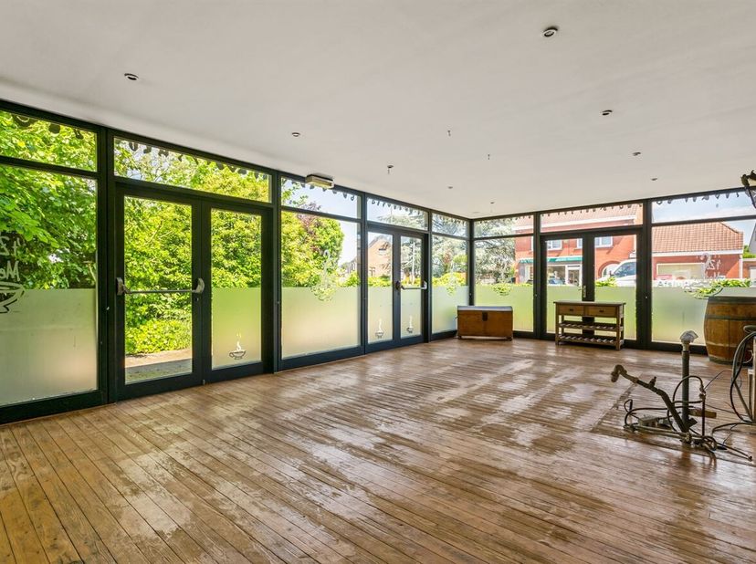 Immeuble commercial avec logement situé dans un emplacement de choix à Lommel<br />
Cet immeuble commercial est situé dans la Stationsstraat à Lommel,