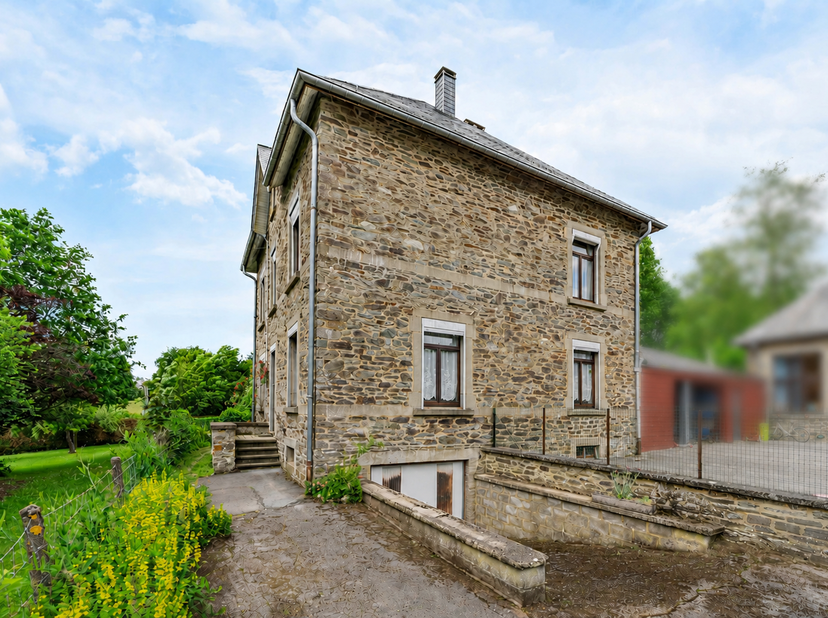 EASYHOME Vastgoed stelt u deze authentieke stenen woning voor, gelegen in Porcheresse, deelgemeente van Daverdisse, in een rustige en groene omgeving.