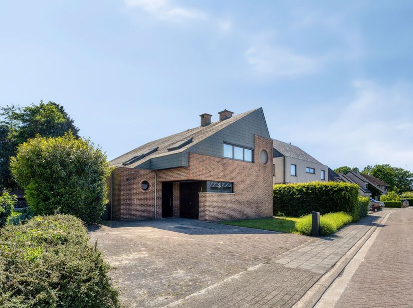Ruime, meteen bewoonbare open bebouwing met drie slaapkamers, badkamer en garage. De woning werd opgericht in 1998 geniet van een gunstige EPC-score e